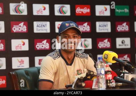 Bangladesch Skippers Najmul hasan Shanto spricht auf der Pressekonferenz vor dem Spiel im SBNCS Media Centre in Mirpur, Dhaka, Bangladesch, 20. Oktober 2024 Stockfoto