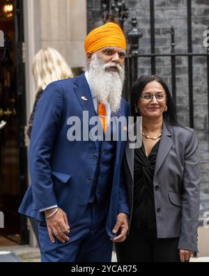 London, Großbritannien. Oktober 2024. Gewinner des Pride of Britain-Preises nehmen an 10 Downing Street, London Teil, UK, ITV-Spendenaktion 2024, Manny Singh Kang, großer Fußballfan hat mehr als 260.000 £ für Demenz UK gesammelt, darunter auch regelmäßige Samstage in Samosa. Quelle: Ian Davidson/Alamy Live News Stockfoto