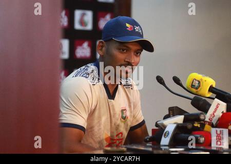 Bangladesch Skippers Najmul hasan Shanto spricht auf der Pressekonferenz vor dem Spiel im SBNCS Media Centre in Mirpur, Dhaka, Bangladesch, 20. Oktober 2024 Stockfoto