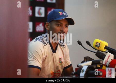 Bangladesch Skippers Najmul hasan Shanto spricht auf der Pressekonferenz vor dem Spiel im SBNCS Media Centre in Mirpur, Dhaka, Bangladesch, 20. Oktober 2024 Stockfoto