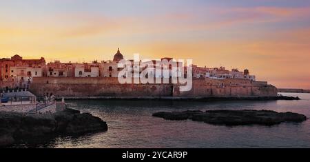 Sonnenuntergang Panorama des Hafens von Monopoli in der Metropolstadt Bari und Region Apulien (Apulien), Italien Stockfoto