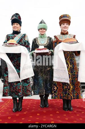 Kasan, Russland. Oktober 2024. Russische Jugendliche in Nationalkostümen begrüßen den chinesischen Präsidenten Xi Jinping mit traditioneller Höflichkeit in Kasan, Russland, 22. Oktober 2024. XI kam am Dienstag zum 16. BRICS-Gipfel auf Einladung des Präsidenten der Russischen Föderation Wladimir Putin in Kasan an an. Quelle: Ding Haitao/Xinhua/Alamy Live News Stockfoto