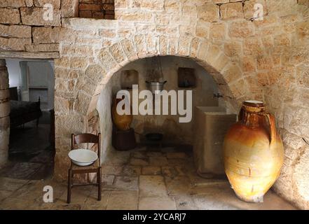 Das Innere eines traditionellen Trullo-Hauses in Alberobello. Apulien, Italien Stockfoto
