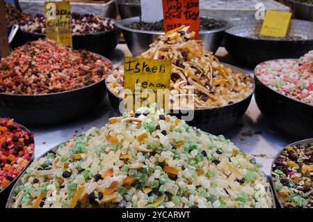 Farbenfrohe Behälter mit Fruchtspezialitäten-Teemischungen auf dem Machane Yehuda Freiluftmarkt in Jerusalem, Israel. Stockfoto