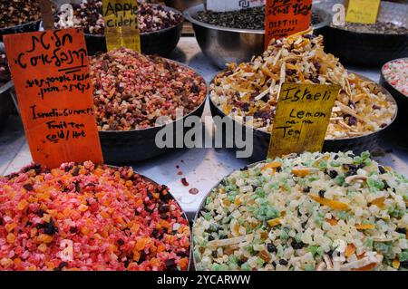 Farbenfrohe Behälter mit Fruchtspezialitäten-Teemischungen auf dem Machane Yehuda Freiluftmarkt in Jerusalem, Israel. Stockfoto