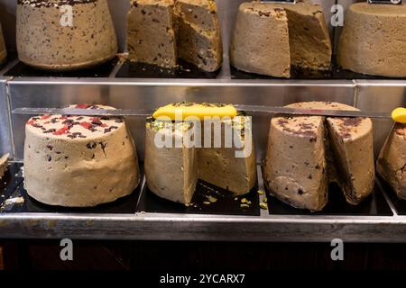 Eine Auswahl an speziell aromatisierten Halva- oder Sesam-Süßigkeiten, ein Nahost-Leckerbissen, auf dem Machane Yehuda-Markt in Jerusalem erhältlich. Stockfoto