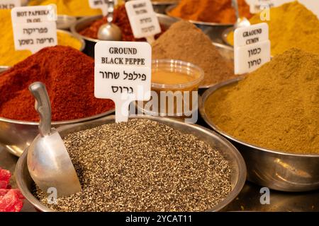 Eine Vielzahl von Gewürzpulvern, darunter Kümmel, Paprika und schwarzer Pfeffer, werden in einem Gewürzstand auf dem Machane Yehuda Freiluftmarkt in Jerusalem angeboten. Stockfoto