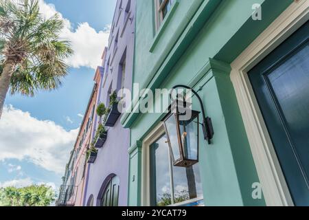 Charleston, SC, USA-15. September 2024: Rainbow Row – eine Reihe von dreizehn farbenfrohen historischen Häusern im Stadtteil Charleston, South Carolina. Stockfoto