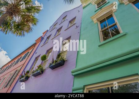 Charleston, SC, USA-15. September 2024: Rainbow Row – eine Reihe von dreizehn farbenfrohen historischen Häusern im Stadtteil Charleston, South Carolina. Stockfoto