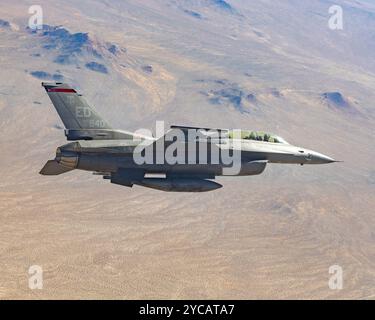 Edwards AFB F-16D 90-840 fliegt am 21. Juni 2024 über die Hochwüste Südkaliforniens. Diese Viper ist der 416. Flight Test Squadron zugeordnet, Stockfoto