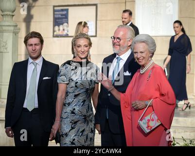 Athen, Griechenland. 28. September 2024. Graf Richard von Pfeil und Klein-Ellguth, Prinzessin Alexandra von Sayn-Wittgenstein-Berleburg, Graf Michael Ahlefeldt-Laurvig-Bille und Prinzessin Benedikte von Dänemark kommen zur Hochzeit von Prinzessin Theodora von Griechenland mit Matthew Kumar in die Metropolitan Cathedral. Quelle: Dimitris Aspiotis/Alamy Stockfoto