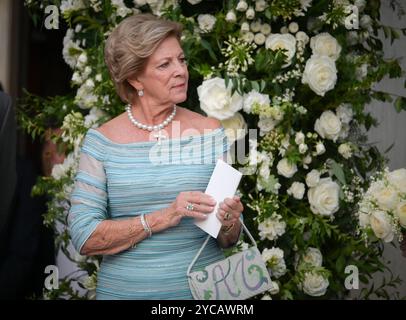 Athen, Griechenland. 28. September 2024. Die ehemalige Königin Anne-Marie von Griechenland verlässt die Metropolitan Cathedral nach der Hochzeit von Prinzessin Theodora von Griechenland mit Matthew Kumar. Quelle: Dimitris Aspiotis/Alamy Stockfoto