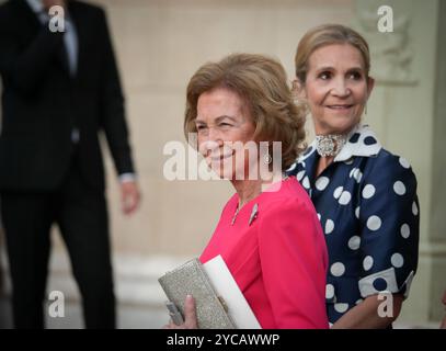 Athen, Griechenland. 28. September 2024. Königin Sofia von Spanien und Infantin Elena, Herzogin von Lugo, verlassen die Metropolitan Cathedral nach der Hochzeit von Prinzessin Theodora von Griechenland mit Matthew Kumar. Quelle: Dimitris Aspiotis/Alamy Stockfoto