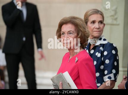 Athen, Griechenland. 28. September 2024. Königin Sofia von Spanien und Infantin Elena, Herzogin von Lugo, verlassen die Metropolitan Cathedral nach der Hochzeit von Prinzessin Theodora von Griechenland mit Matthew Kumar. Quelle: Dimitris Aspiotis/Alamy Stockfoto