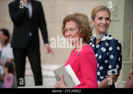 Athen, Griechenland. 28. September 2024. Königin Sofia von Spanien und Infantin Elena, Herzogin von Lugo, verlassen die Metropolitan Cathedral nach der Hochzeit von Prinzessin Theodora von Griechenland mit Matthew Kumar. Quelle: Dimitris Aspiotis/Alamy Stockfoto