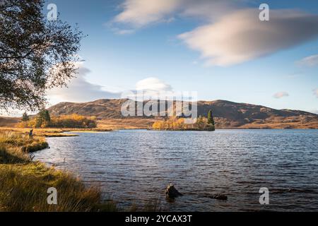 Ein herbstliches HDR-Bild eines luftigen Loch Tarff in Lochaber, Scottish Highlands, nahe Loch Ness und Fort Augustus.14. Oktober 2024 Stockfoto