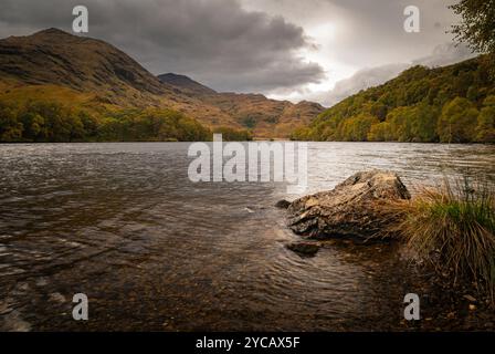 Ein kaltes, bewölktes, herbstliches HDR-Bild der Fernbedienung Loch Eilt, die Morar und Moidart in Lochaber, Schottland, trennt. 15. Oktober 2024 Stockfoto