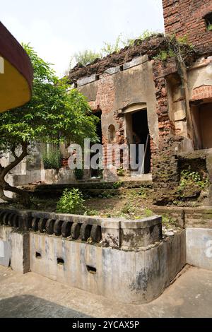 Verfallener Teil von Thakurbari aus der Familie Nandi. Baidyapur, East Burdwan, West Bengalen, Indien. Stockfoto