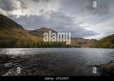 Ein kaltes, bewölktes, herbstliches HDR-Bild der Fernbedienung Loch Eilt, die Morar und Moidart in Lochaber, Schottland, trennt. 15. Oktober 2024 Stockfoto