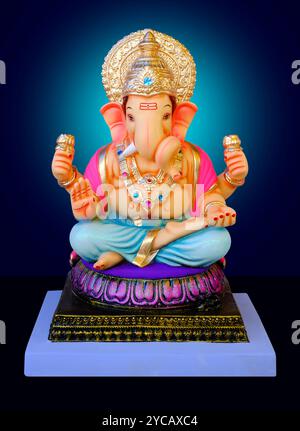 Ganesh Skulptur, Lord Ganpati, Ganesha auf blauem Hintergrund, Ganpati, Happy Ganesh Chaturthi. Stockfoto