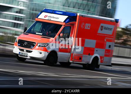 PRODUKTION - 22. Oktober 2024, Hessen, Frankfurt/Main: Ein Krankenwagen des Malteser Hilfsdienstes ist mit blauem Licht auf dem Weg zum Universitätsspital (mit langsamerer Verschlusszeit aufgenommen). Foto: Arne Dedert/dpa Stockfoto