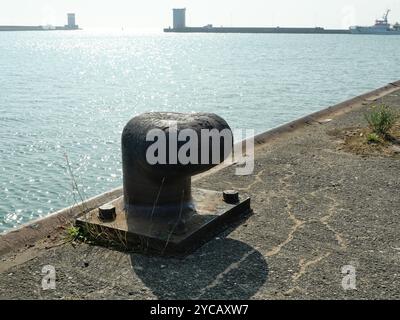 Die rostigen gusseisernen Schiffspoller sind beeindruckende Zeugen der maritimen Geschichte. Stockfoto