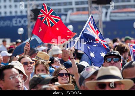 Sydney, Australien. Oktober 2024. Die Zuschauer schwenken die australischen Flaggen, bevor Königin Camilla und König Charles III. Am 22. Oktober 2024 das Sydney Opera House besuchen. Credit: IOIO IMAGES/Alamy Live News Stockfoto