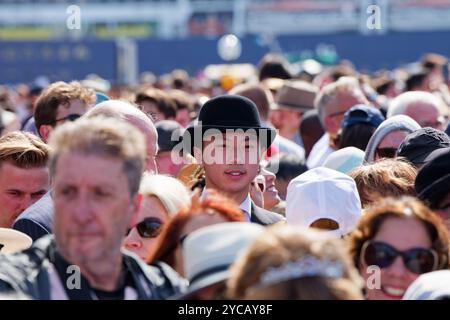 Sydney, Australien. Oktober 2024. Ein Zuschauer trägt einen Bola-Hut, bevor Königin Camilla und König Charles III. Am 22. Oktober 2024 in Sydney, Australien, das Opernhaus von Sydney besuchen. Credit: IOIO IMAGES/Alamy Live News Stockfoto