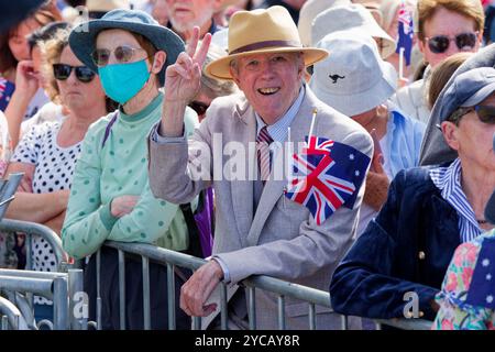 Sydney, Australien. Oktober 2024. Ein Zuschauer posiert für die Kamera, bevor Königin Camilla und König Charles III. Am 22. Oktober 2024 in Sydney, Australien, das Opernhaus von Sydney besuchen. Credit: IOIO IMAGES/Alamy Live News Stockfoto