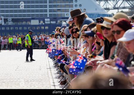 Sydney, Australien. Oktober 2024. Die Öffentlichkeit erwartet den Besuch von Königin Camilla und König Charles III. Am 22. Oktober 2024 in Sydney, Australien Credit: IOIO IMAGES/Alamy Live News Stockfoto