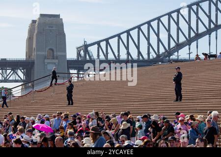 Sydney, Australien. Oktober 2024. Die Öffentlichkeit erwartet die Ankunft von Königin Camilla und König Charles III. Im Sydney Opera House am 22. Oktober 2024 in Sydney, Australien Credit: IOIO IMAGES/Alamy Live News Stockfoto