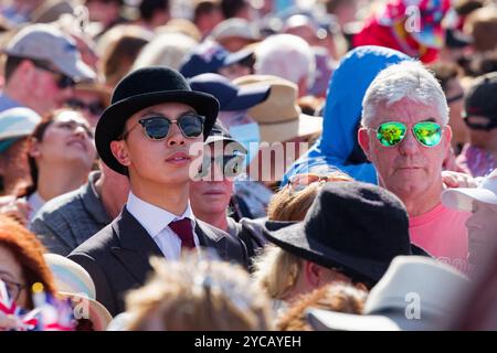 Sydney, Australien. Oktober 2024. Die Öffentlichkeit erwartet die Ankunft von Königin Camilla und König Charles III. Im Sydney Opera House am 22. Oktober 2024 in Sydney, Australien Credit: IOIO IMAGES/Alamy Live News Stockfoto