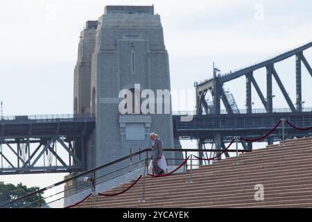 Sydney, Australien. Oktober 2024. Königin Camilla und König Charles III. Gehen während ihres Besuchs im Sydney Opera House am 22. Oktober 2024 in Sydney, Australien, die Stufen des Opernhauses hinunter. Quelle: IOIO IMAGES/Alamy Live News Stockfoto