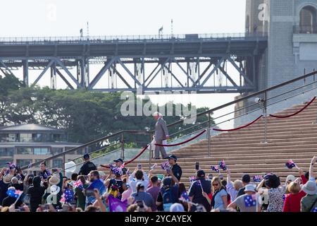 Sydney, Australien. Oktober 2024. Königin Camilla und König Charles III. Gehen während ihres Besuchs im Sydney Opera House am 22. Oktober 2024 in Sydney, Australien, die Stufen des Opernhauses hinunter. Quelle: IOIO IMAGES/Alamy Live News Stockfoto