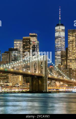 Skyline von New York City bei Nacht, Manhattan bei Nacht beleuchtet mit Brooklyn Bridge, NY, USA. Stockfoto