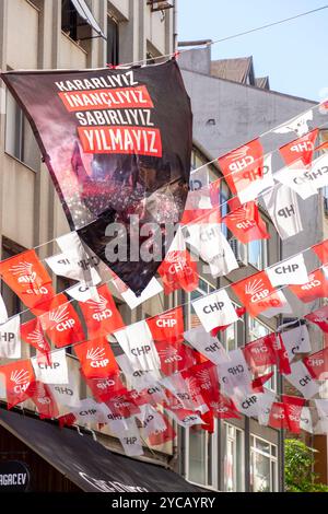 Istanbul, Turkiye - 8. Oktober 2024: Banner und Flaggen der Republikanischen Volkspartei CHP, einer kemalistischen und sozialdemokratischen politischen Partei in der Türkei. Stockfoto