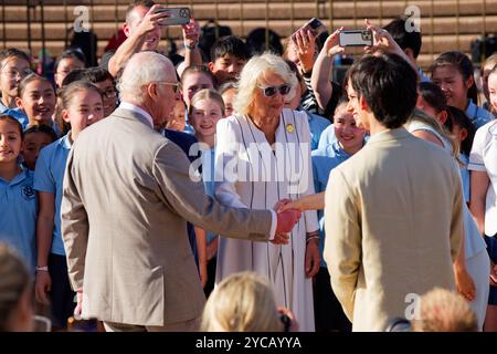 Sydney, Australien. Oktober 2024. König Karl III. Schüttelt die Hände während des Besuchs von Königin Camilla und König Karl III. Im Sydney Opera House am 22. Oktober 2024 in Sydney, Australien Credit: IOIO IMAGES/Alamy Live News Stockfoto