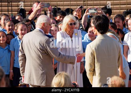 Sydney, Australien. Oktober 2024. König Karl III. Schüttelt die Hände während des Besuchs von Königin Camilla und König Karl III. Im Sydney Opera House am 22. Oktober 2024 in Sydney, Australien Credit: IOIO IMAGES/Alamy Live News Stockfoto