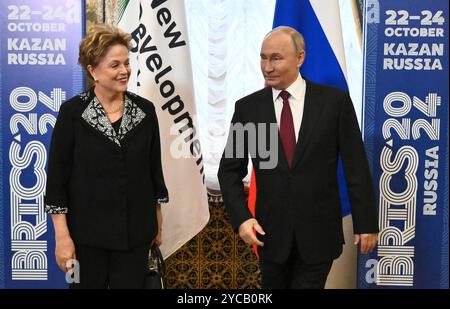 Kasan, Russland. Oktober 2024. Der russische Präsident Wladimir Putin, rechts, eskortiert die Präsidentin der BRICS New Development Bank, Dilma Rousseff, links, zu einem bilateralen Treffen am Rande des 16. BRICS-Gipfels am 22. Oktober 2024 in Kasan, Tatarstan, Russland. Quelle: Kristina Kormilitsyna/brics-russia2024.ru/Alamy Live News Stockfoto