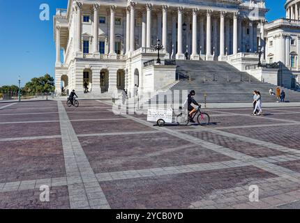 Capitol Police folgt einem eifrigen Anti-Trump-Radfahrer, der am 20. Oktober 2024 einen Trailer „Trump Brand 666 (Hellbound, USA)“ auf dem Gelände des US-Kapitols zieht. Stockfoto