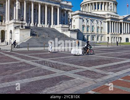 Capitol Police folgt einem eifrigen Anti-Trump-Radfahrer, der am 20. Oktober 2024 einen Trailer „Trump Brand 666 (Hellbound, USA)“ auf dem Gelände des US-Kapitols zieht. Stockfoto