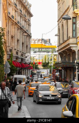 Istanbul, Turkiye - 8. Oktober 2024: Blick von den Beyoglu Street, generische Architektur im geschäftigsten Viertel Istanbuls. Stockfoto