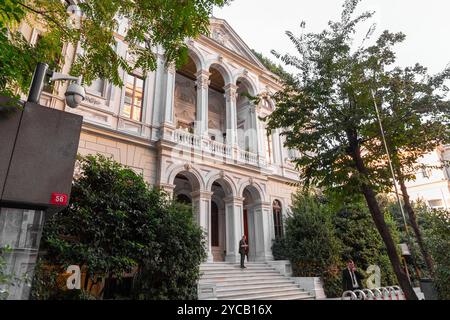 Istanbul, Turkiye - 8. Oktober 2024: Der Eingang des Soho-Hauses Istanbul in Beyoglu. Das Soho House wird vom ehemaligen US-Konsulat-Gebäude beherbergt. Stockfoto