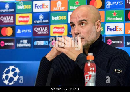 Manchester, Großbritannien. Oktober 2024. Manchester City Manager PEP Guardiola spricht während der Pressekonferenz des Manchester City FC Media Day vor dem Spiel Manchester City FC gegen Sparta Prague UEFA Champions League am 22. Oktober 2024 im Joie Stadium, Etihad Campus, Manchester, England, Großbritannien Credit: Every Second Media/Alamy Live News Stockfoto