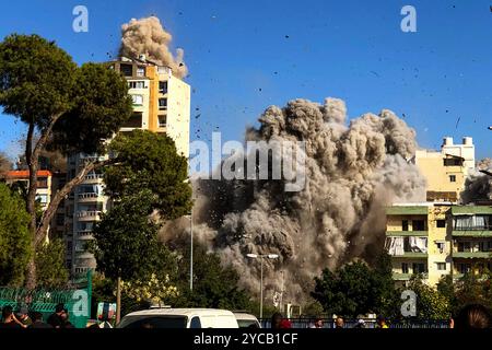 Beirut, Libanon. Oktober 2024. Die Menschen beobachten, wie starker Rauch von der Stelle weht, wo israelische Kriegsflugzeuge ein Gebäude am Rande des südlichen Vorortes Beirut überfielen. Marwan Naamani/dpa/Alamy Live News Stockfoto