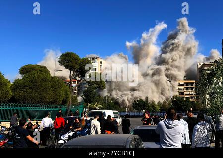 Beirut, Libanon. Oktober 2024. Die Menschen beobachten, wie starker Rauch von der Stelle weht, wo israelische Kriegsflugzeuge ein Gebäude am Rande des südlichen Vorortes Beirut überfielen. Marwan Naamani/dpa/Alamy Live News Stockfoto