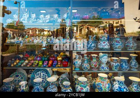 Side, Türkei - 06.06.2024: Bunte Keramik- und Keramikausstellung in einem türkischen Schaufenster. Redaktionelle Verwendung. Stockfoto