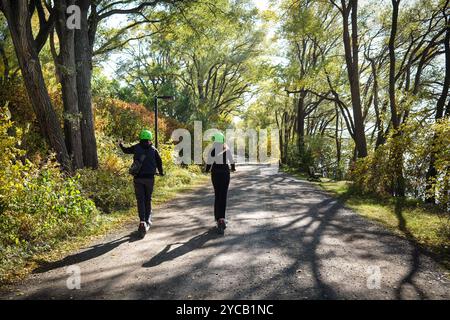 Montreal, Quebec, Kanada. Oktober 2024. Ein Blick auf Montreal City, Kanada im Herbst. Der Himmel ist klar und es ist ein sonniger Tag. (Kreditbild: © Serkan Senturk/ZUMA Press Wire) NUR REDAKTIONELLE VERWENDUNG! Nicht für kommerzielle ZWECKE! Stockfoto