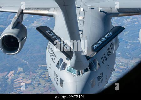 Ein KC-135 Stratotanker, der dem 121. Luftbetankungsflügel der Rickenbacker Air National Guard Base in Columbus, Ohio, zugeordnet ist, betankt einen C-17 Globemaster ov Stockfoto