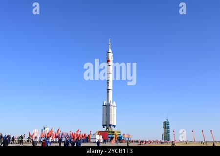 (241022) -- JIUQUAN, 22. Oktober 2024 (Xinhua) -- dieses am 22. Oktober 2024 aufgenommene Foto zeigt die Kombination des Raumschiffs Shenzhou-19 und einer langen Trägerrakete März-2F, die zum Startgebiet gebracht wird. Die Kombination wurde auf den Startplatz übertragen, sagte die China Manned Space Agency (CMSA) am Dienstag. Nach Angaben der CMSA sind die Einrichtungen und Ausrüstungen am Startplatz in einem guten Zustand, während verschiedene Funktionsüberprüfungen und gemeinsame Tests wie geplant durchgeführt werden. Quelle: Xinhua/Alamy Live News Stockfoto